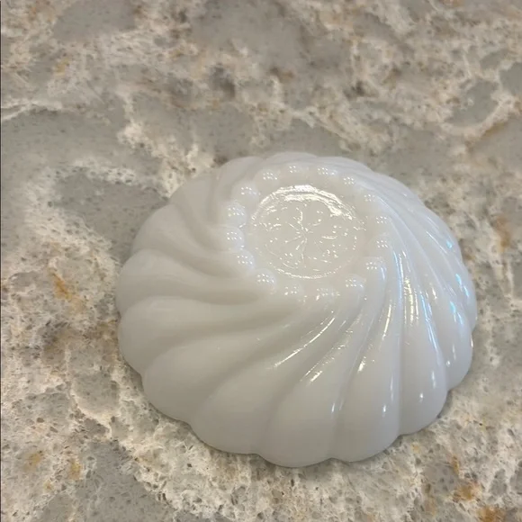 Elegant White Scalloped Bowl - Picture 3 of 4